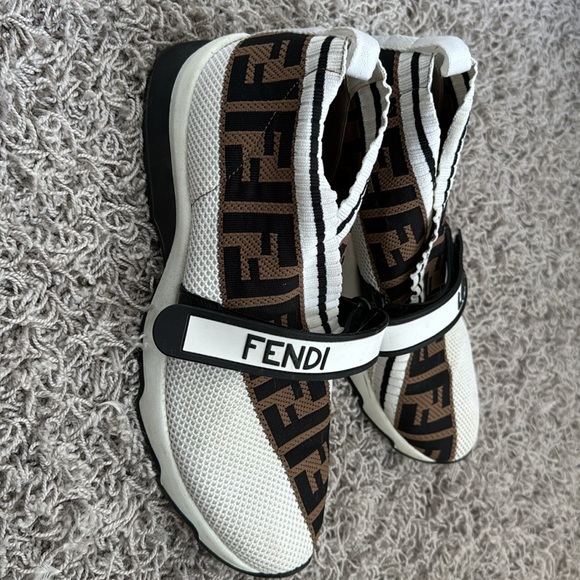 Size 10, but more like a size 9. Fendi sneakers. They are so comfy and so cute. - Picture 2 of 2